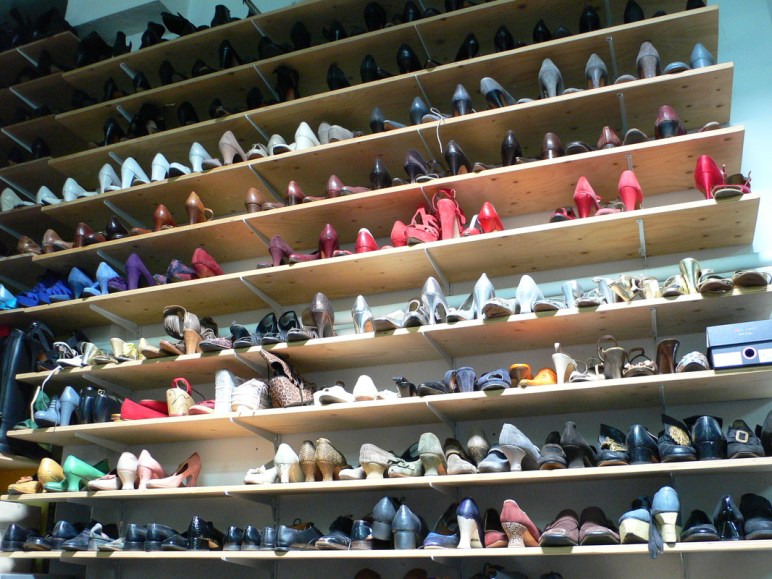 Stock de chaussures, dans les coulisses d'un théâtre